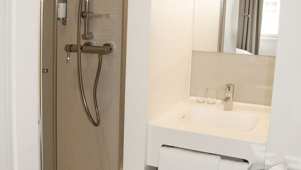 厕所门对阳台门风水好吗