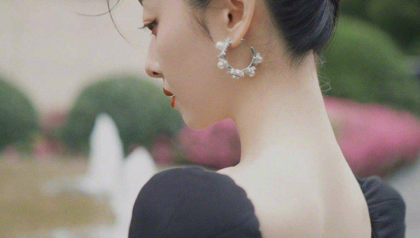 卧室挂羽毛画风水好不好