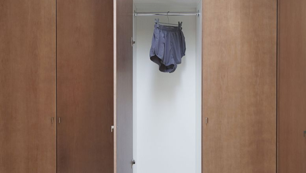 卧室衣柜带镜子对着门风水好吗