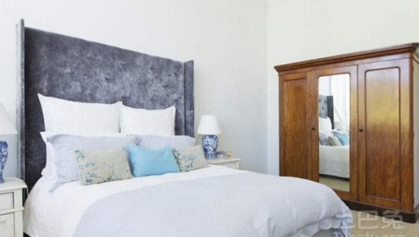 卧室床头摆两个小熊玩偶风水好不好