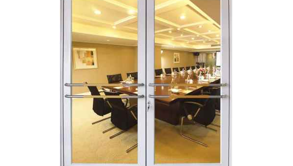 店铺收银台背后是玻璃墙风水好吗