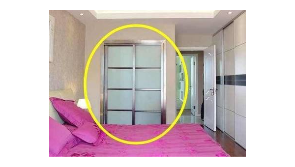 卧室床尾对着衣柜镜子风水好吗